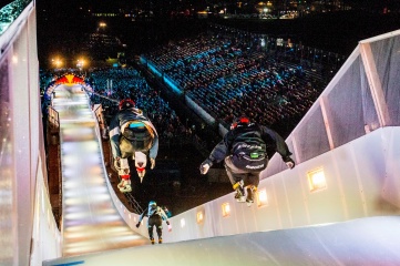 In the Big Air Ramp's narrow ice canal, athletes reach top speeds of more than 50 kph. That is why a completely even track surface is necessary (Photo Credit: Marc Müller / Red Bull Content Pool)