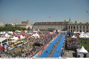 NUSSLI set up three 500-person standing grandstands along the route of the Vienna City Marathon (Photo: Andi Bruckner)