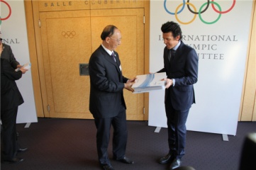 Liu Peng, Chairman of the Chinese Olympic Committee hands over Beijing 2022’s official guarantees to Christophe Dubi, IOC Olympic Games Executive Director (Photo Copyright: ZHANG Miao, Xinhua News Agency) 