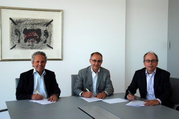 Hans Verhoeven, Secretary of AGES, Daniel Cordey, Chairman of AGES, and Wim P.G Kurvers, Partner Ernst & Young signing the partnership agreement