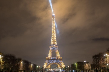 Tour Eiffel illuminee depuis Champs de Mars © E.Li.jpg