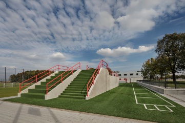 Talented young players at FC Bayern Munich climb up the fitness hill on premium synthetic turf – only the steps consist of LigaGrass Pro, a sand-filled all-round system with crimped stalks