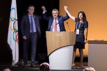 Paris Mayor Anne Hidalgo, IOC President Thomas Bach, Los Angeles Mayor Eric Garcetti at the 130th IOC Session (Photo credit: Greg Martin/IOC)