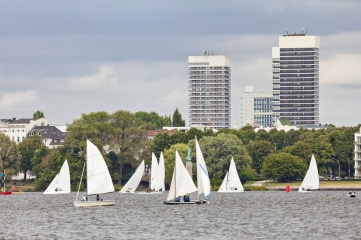 Sailing boats on the Outer Alster lake (Aussenalster) in Hamburg, Germany (Photo: Sergey Dzyuba, Shutterstock)
